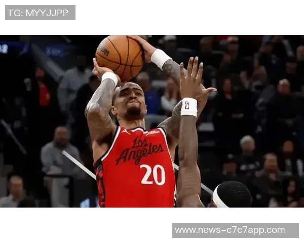 忙里偷闲的球迷时刻祖巴茨博格丹柯林斯齐聚观战洛杉矶FC比赛